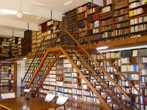 Biblioteca y escalera
